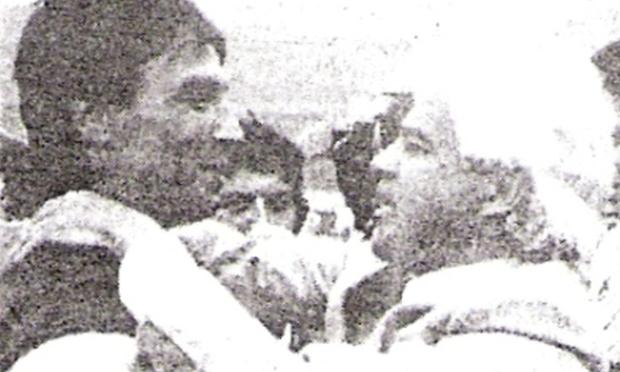 Victorino se abraza con José del Castillo, técnico de Defensor Lima. (Recorte: Diario La Crónica)