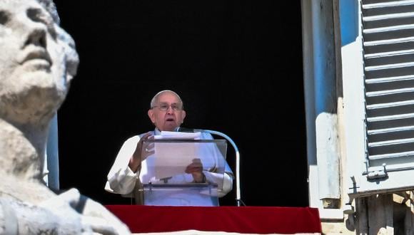 El papa Francisco habla desde la ventana del palacio apostólico durante la oración semanal del Ángelus el 5 de marzo de 2023 en el Vaticano. (Foto de Filippo MONTEFORTE / AFP)