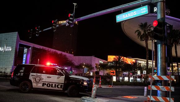 Un coche de policía bloquea Las Vegas Boulevard a lo largo del Strip después de que se informara de un tiroteo frente al hotel y casino Circus Circus, el 1 de junio de 2020, en el centro de Las Vegas. (Foto de Bridget BENNETT / AFP)