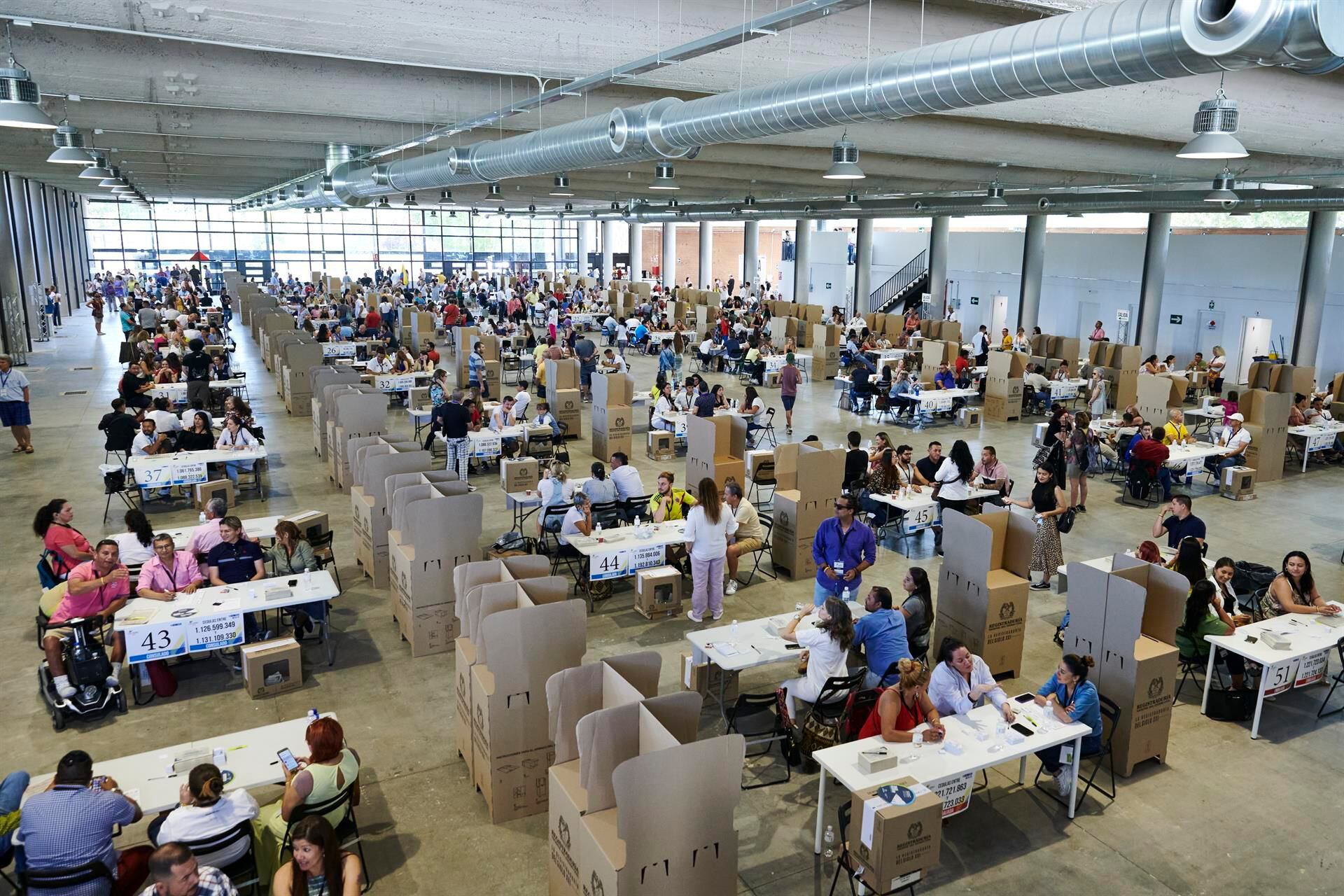 Colombian citizens residing in Spain exercise their right to vote.  (EFE/Luca Piergiovanni).