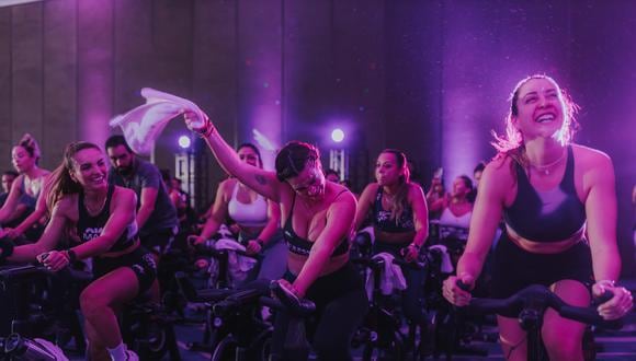 Hace un mes Síclo organizó el primer festival de Indoor Cycling en Perú, en un evento que contó con cantantes en vivo, estaciones de bienestar y más de cien bicicletas. (Fotos: Sebastián Incio Serra)