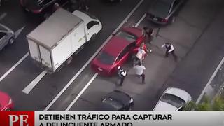 Policía detiene el tráfico para capturar a hombre armado en San Borja