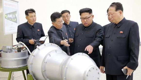 Ri Hong-sop (segundo desde la izquierda) es jefe del Instituto de Armas Nucleares y Hong Sung-mu (derecha) es subdirector del Departamento de la Industria de Municiones del Partido de los Trabajadores. (Foto: AFP)