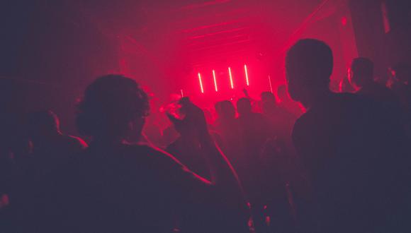 ¿Entrarías a una discoteca que te prohíba mirar a otras personas? Esto pasa en Australia y es viral en las redes | Foto: Pim Myten / Unsplash