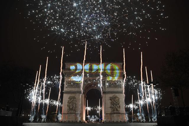Así recibió París el Año Nuevo 2019. Foto: AFP