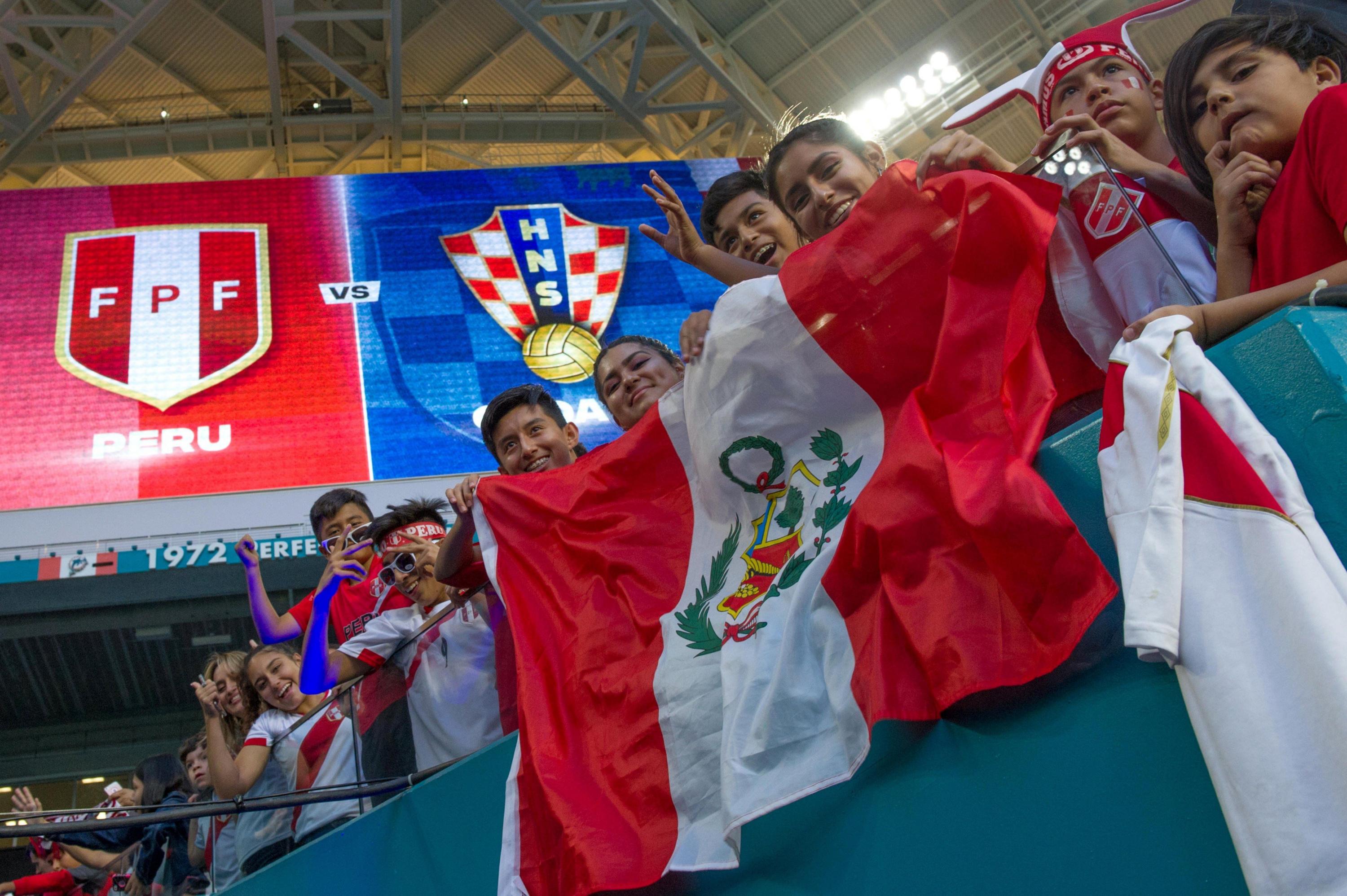 Los hinchas peruanos llenaron el Hard Rock Stadium de Miami. (Foto: EFE)