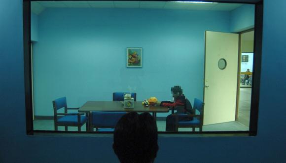 Los menores que son víctimas de abuso sexual son interrogados en habitaciones especiales (cámaras Gesell) y dan su testimonio ante psicólogos especializados. (Foto referencial: Giancarlo Shibayama / El Comercio)