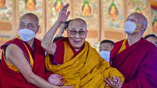 Líderes tibetanos en el exilio defienden al Dalái Lama tras polémico video donde pide a niño que le “chupe” la lengua