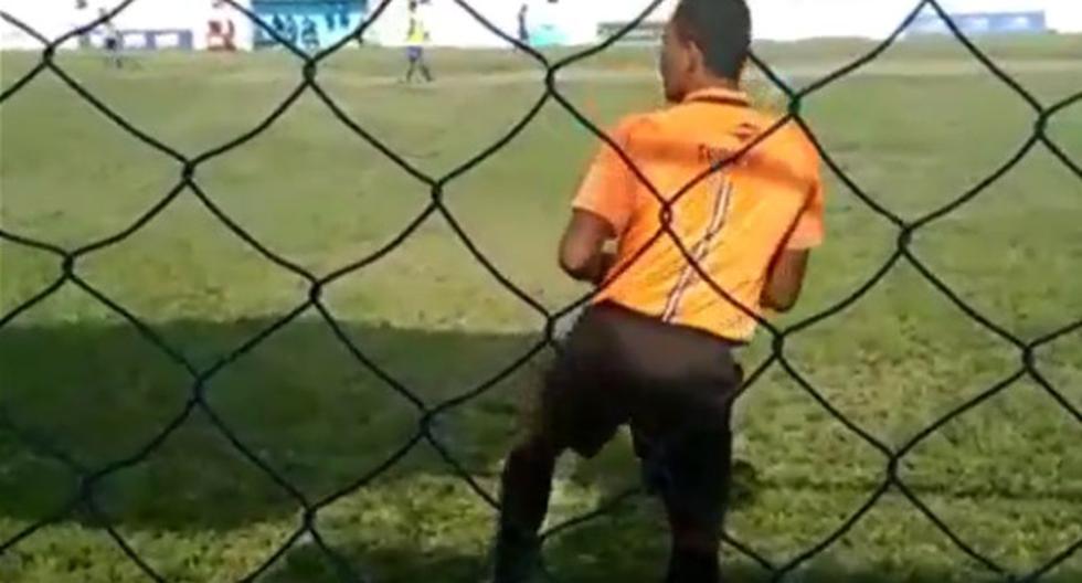 Divertido baile de un juez de línea en el fútbol brasileño.