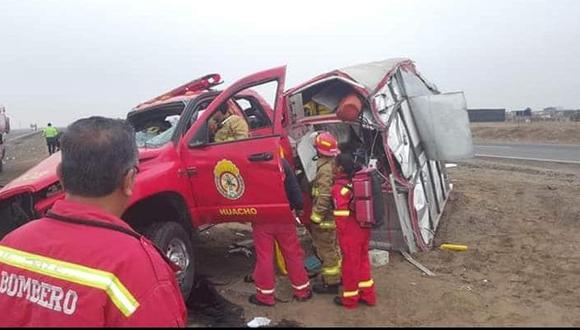 Bomberos de Huacho N° 20 sufrieron este lunes un accidente de tránsito a la altura del kilómetro 115 de la Panamericana Norte (Huacho) cuando se dirigían a atender una emergencia. (Foto: Bomberos en Acción TV)