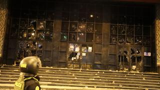 Corte Superior de Justicia de Lima: sujetos causaron destrozos en puertas y ventanas de local