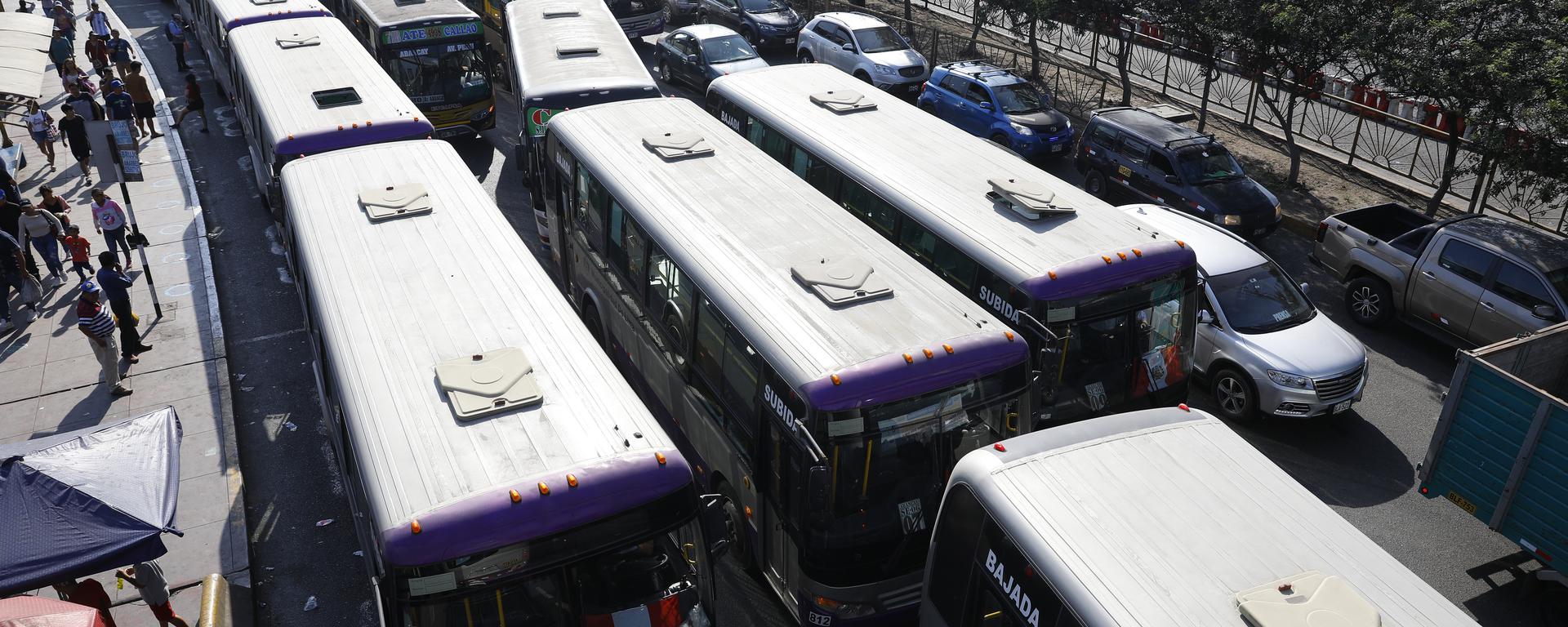 Buses con múltiples papeletas sin pagar reemplazan al corredor morado: crónica del regreso de la informalidad a las calles