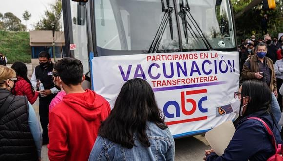 Menores de edad de Tijuana, México, son transportados a Estados Unidos para ser vacunados contra el coronavirus. (EFE/Joebeth Terriquez).