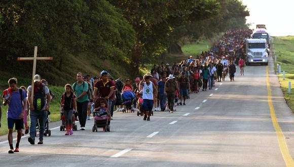 Migrantes que se dirigen en una caravana a Estados Unidos caminan hacia la Ciudad de México para solicitar asilo y estatus de refugiado, el 1 de noviembre de 2021. (Foto referencial, ISAAC GUZMÁN / AFP).