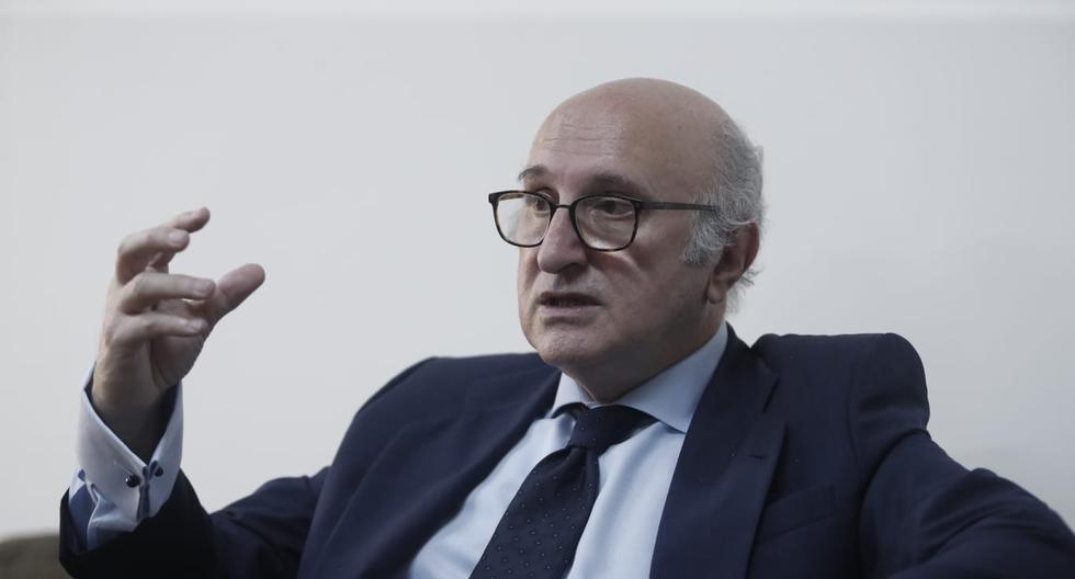 Juan Fernández Trigo, diplomático español, recorrió las zonas afectadas por el derrame de petróleo y se reunió con representantes de Repsol y del recompuesto gabinete de ministros. (Foto: Hugo Pérez / El Comercio)