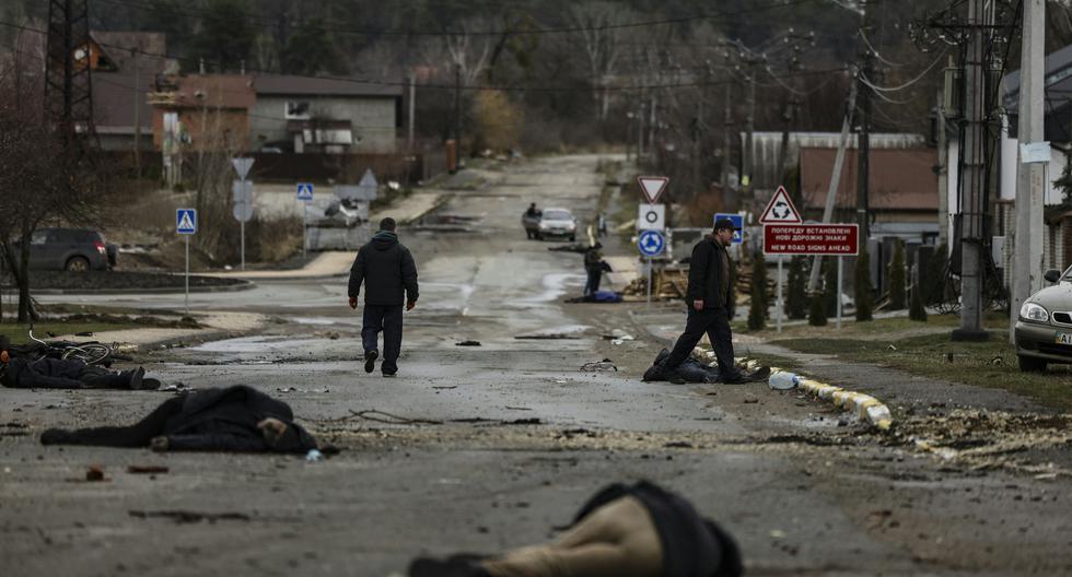 Cuerpos yacen en una calle en Bucha, al noroeste de Kiev, mientras Ucrania dice que las fuerzas rusas están haciendo una "retirada rápida" de las áreas del norte. (RONALDO SCHEMIDT / AFP).