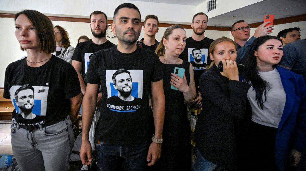 Amigos y personas cercanas a Sachkov se presentaron en el tribunal durante la audiencia en su contra para mostrar su rechazo al sistema judicial ruso.