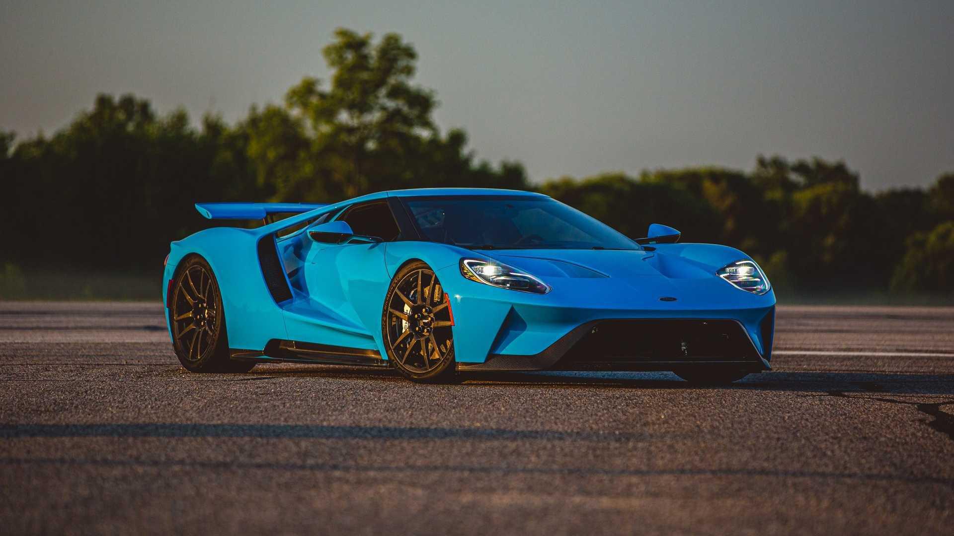 El Ford GT cuenta con una peculiar pintura Azul Riviera y una inscripción que nos hace recordar al clásico GT40. (Foto: RM Sotheby’s).