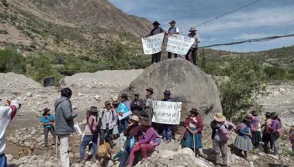 Habitantes de la comunidad de Quilla que defienden la permanencia de la roca misteriosa protestaron el viernes 19 de noviembre. Aquí se les observa  sobre la piedra  a la que llaman Uqi Rumi.