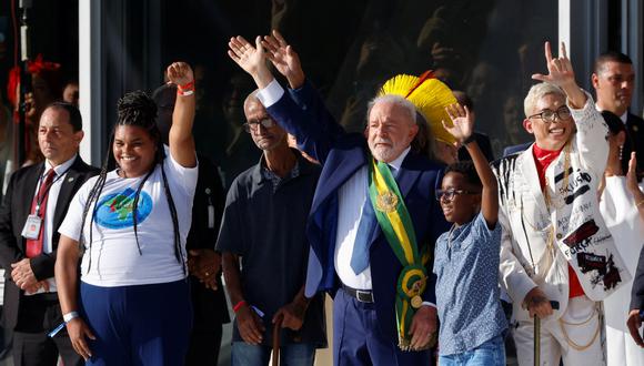 Lula da Silva, emocionado al recibir la banda presidencial en Brasil.