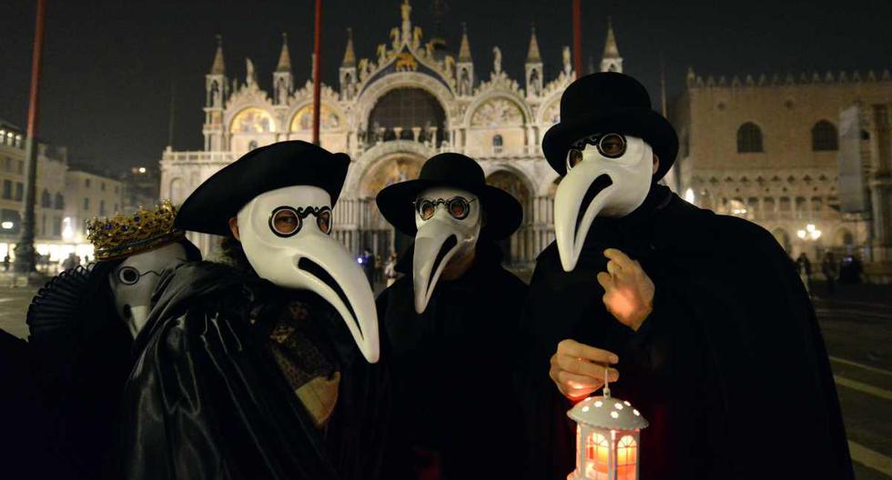 El coronavirus obligó a la cancelación del Carnaval de Venecia, pero algunas personas se han disfrazado de los 'Doctores de la Plaga', quienes al igual que los médicos actuales, usaban máscaras para protegerse de la enfermedad. (Foto: ANDREA PATTARO / AFP)
