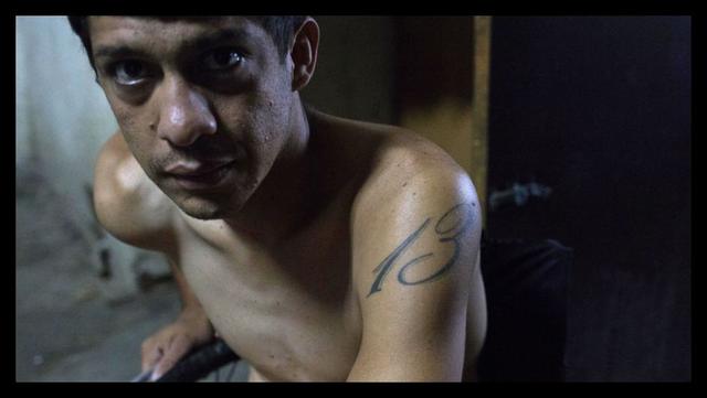 Vista de un tatuaje en el brazo de Johan Medina, con el número del año en que sufrió un accidente de moto que lo dejó en silla de ruedas, en un albergue ubicado en el sótano del edificio público Sudameris en Caracas en medio de la nueva pandemia de coronavirus. (Cristian Hernandez / AFP)