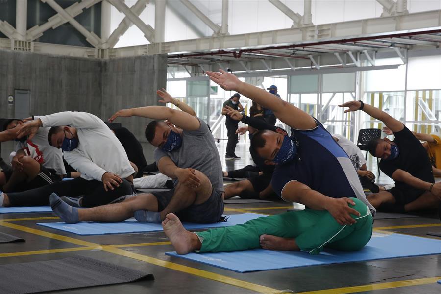 Miembros del Escuadrón Móvil Antidisturbios (ESMAD) de la Policía Nacional de Colombia toman una clase de yoga y meditación para manejar sus emociones y reacciones en momentos de estrés. (Foto: EFE/ Luis Eduardo Noriega A)