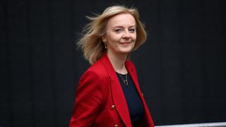 Quién es Liz Truss, la nueva primera ministra de Reino Unido que “caminará directo hacia el huracán”