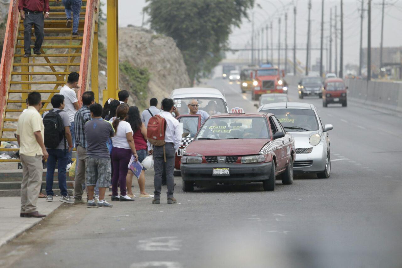 En este puente peatonal de la avenida San Juan con la Panamericana Norte este chofer, que da servicio de colectivo informal, recoge a sus primeros pasajeros de la mañana.