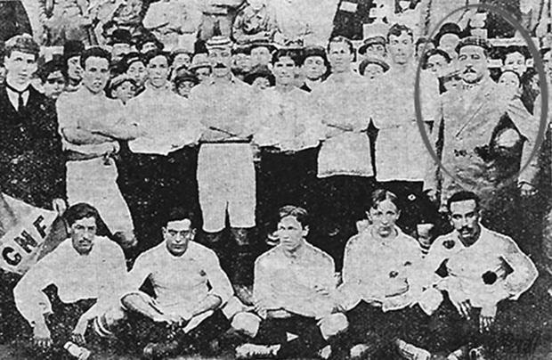 Montevideo National Club team from the 1930s, with Prudencio Reyes, located in a circle at the top right.  (Photo: Pasión Tricolor). 