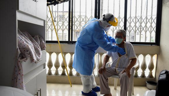 Un hombre de 81 años recibe atención médica en Ecuador. Imagen de archivo. REUTERS
