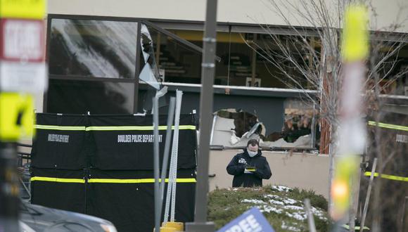 La policía de Colorado, Estados Unidos, trabaja en la escena fuera del supermercado King Soopers, donde se perpetró una masacre que dejó 10 muertos. (AP Photo / Joe Mahoney).