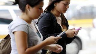 Peruanos se tornan un poco más respetuosos al usar móviles