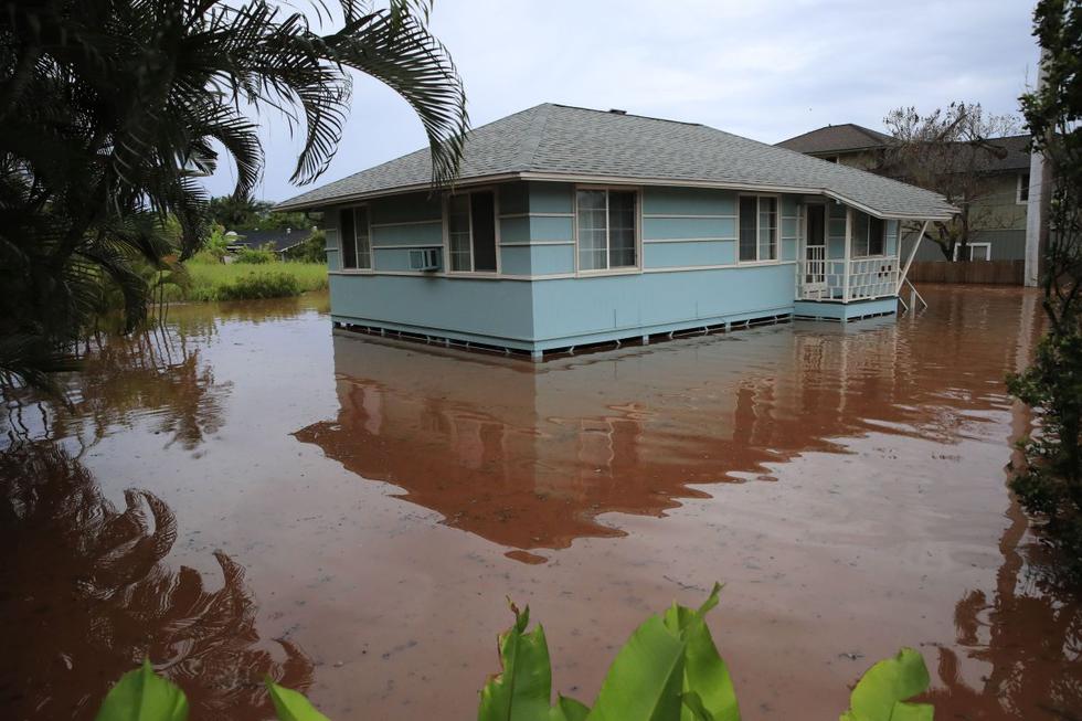Las catastróficas inundaciones causadas por la crecida de un arroyo luego de fuertes lluvias obligaron a las autoridades a ordenar la evacuación de una localidad al norte de Honolulu (Hawái, Estados Unidos). Imagen de la zona de Haleiwa. (Texto y foto: AP).