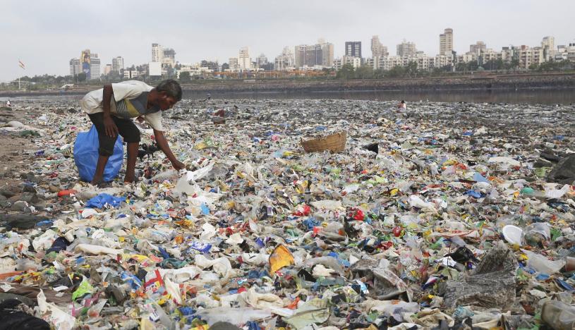 Un reciclador en la India busca bolsas de plástico en el Mar Arábico. (Foto: AP/Rafiq Maqbool)