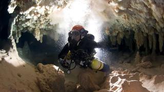 ¿Cómo un espeleólogo logró sobrevivir 60 horas en una cueva submarina sin dormir y con escaso oxígeno? [BBC]