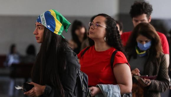 La gente asiste a votar durante las elecciones generales brasileñas en un colegio electoral en Lisboa, Portugal, el 2 de octubre de 2022. (Foto por EFE/EPA/TIAGO PETINGA)