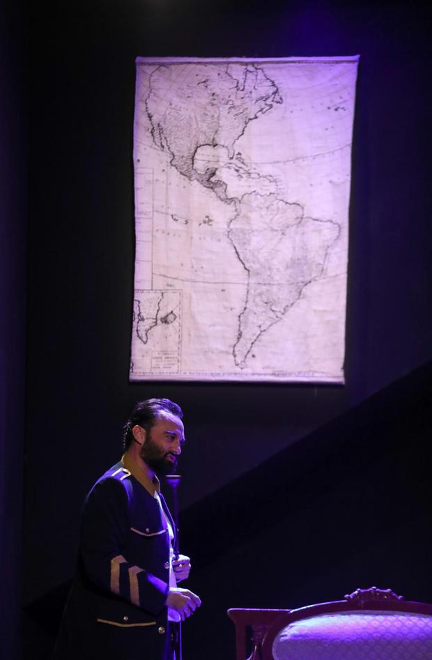 Two antipodean characters: a hedonistic Bolívar and an austere San Martín.  The contrast offered by historical reality helps the playwright. (Photo: Hugo Pérez)