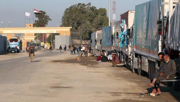 El convoy de ayuda humanitaria con destino a la Franja de Gaza se ve estacionado frente a la puerta fronteriza de Rafah, en el cruce fronterizo de Rafah, Egipto, 30 de noviembre de 2023. (Foto de EFE/EPA/KHALED ELFIQI)