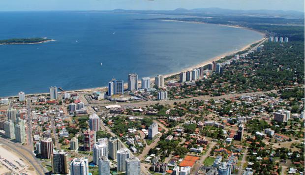 Uruguay: La ciudad de Punta del Este es considerada como uno de los balnearios más importantes del continente. Sus paradisiacas playas y vida nocturna la convierten un frecuente destino turístico en el verano. (Wikipedia)