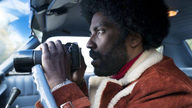El actor John David Washington interpreta a Ron Stallworth en la película "BlacKkKlansman".