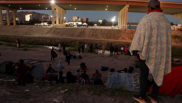 Los migrantes venezolanos acampan frente al puesto de operaciones de la Patrulla Fronteriza de los EE. UU. al otro lado del río Bravo (o río Grande, como se le llama en los EE. UU.), en Ciudad Juárez, estado de Chihuahua, México, el 25 de octubre de 2022. (Foto por Herika MARTINEZ / AFP)