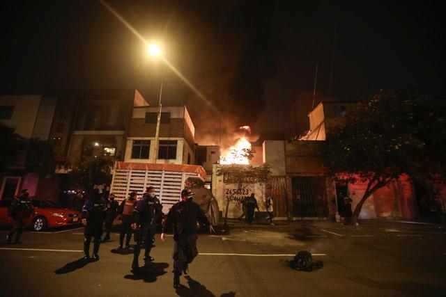 Cinco habitaciones de una vivienda situada en la avenida Coronel José Leal, en Lince, fueron destruidas por un incendio. (Foto: Joel Alonzo/ @photo.gec)