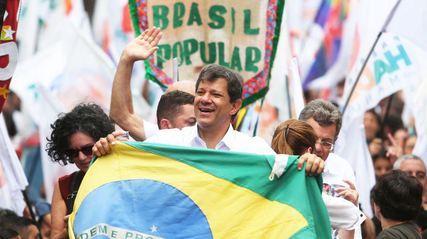 Fernando Haddad cerró su campaña en la mayor favela de Sao Paulo. (Reuters)