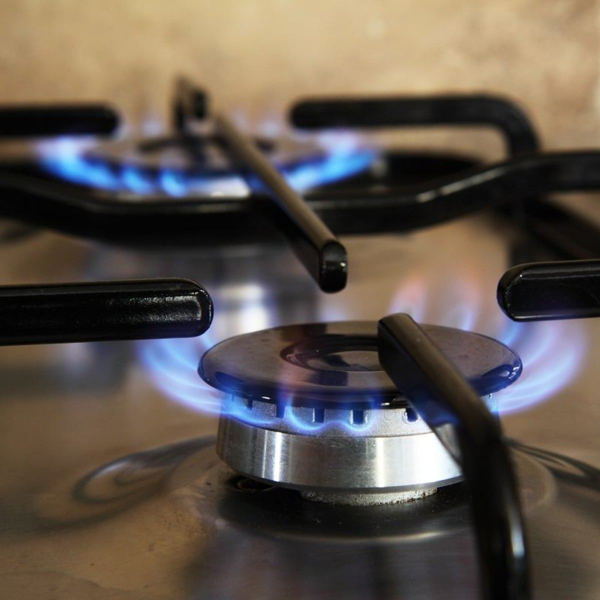 Quemadores de gas en llamas en la estufa de la cocina doméstica