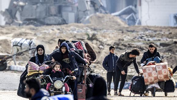 Los palestinos desplazados huyen de Khan Yunis, en el sur de la Franja de Gaza, el 30 de enero de 2024, en medio del conflicto en curso entre Israel y el grupo militante palestino Hamás. (Foto de Mahmud Hams / AFP)