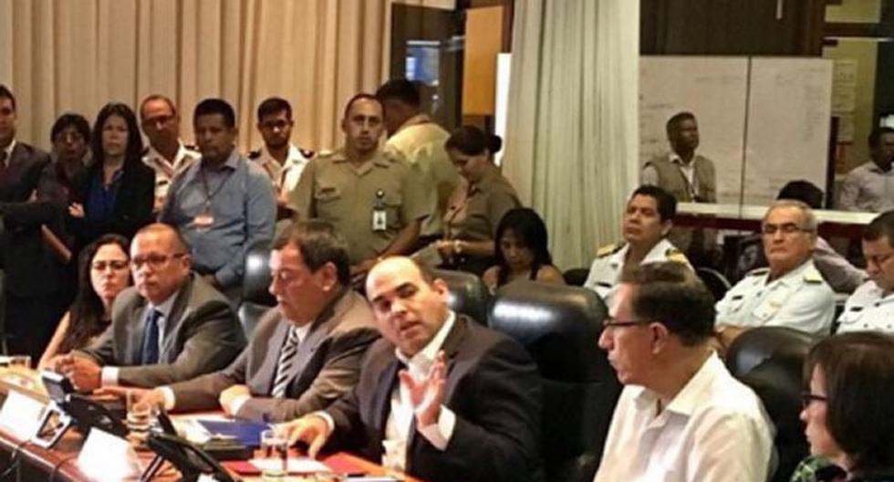 El presidente del Consejo de Ministros, Fernando Zavala, preside una sesión informativa del Centro de Operaciones de Emergencia Nacional. (Foto: Andina)