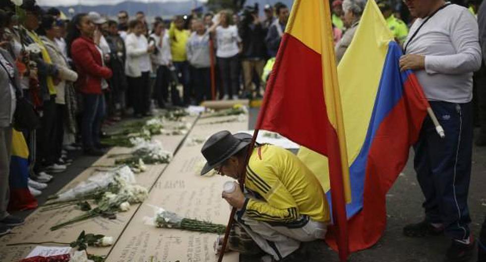 Una integrante de la Policía de Colombia llora durante un acto de rechazo al terrorismo este domingo en Cartagena. (Foto: EFE)