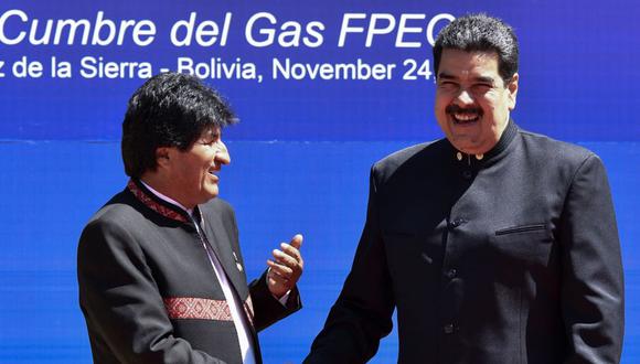 El entonces presidente de Bolivia, Evo Morales, estrecha la mano de su homólogo venezolano, Nicolás Maduro, durante la IV Cumbre del Foro de Países Exportadores de Gas (GECF) en Santa Cruz de la Sierra, el 24 de noviembre de 2017. (AIZAR RALDES / AFP).