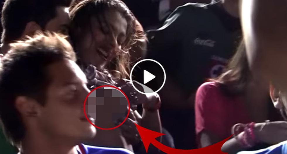YouTube nos muestra el video en el que una mujer decide mostrar su \'delantera\' luego de que se vaya la luz en el estadio. (Foto: captura)